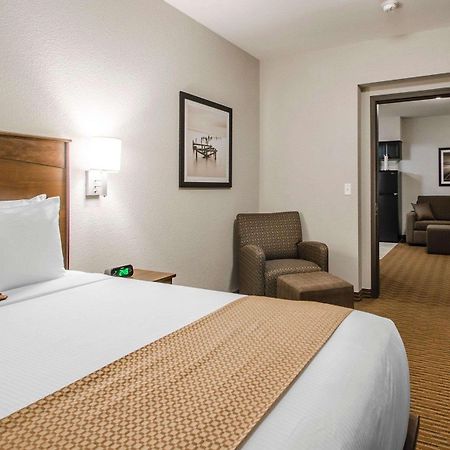 Quality Inn & Suites Estevan Exterior foto