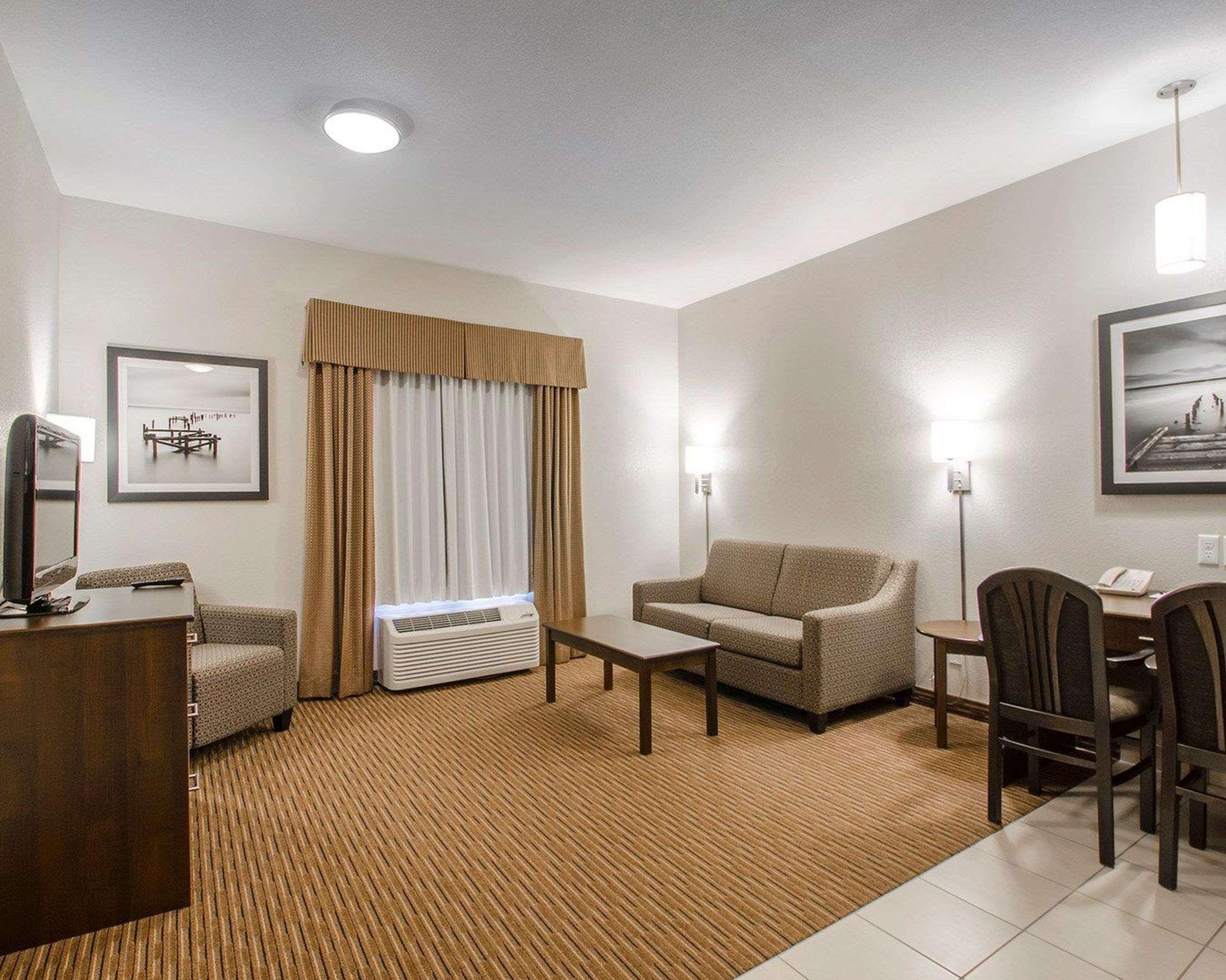 Quality Inn & Suites Estevan Exterior foto