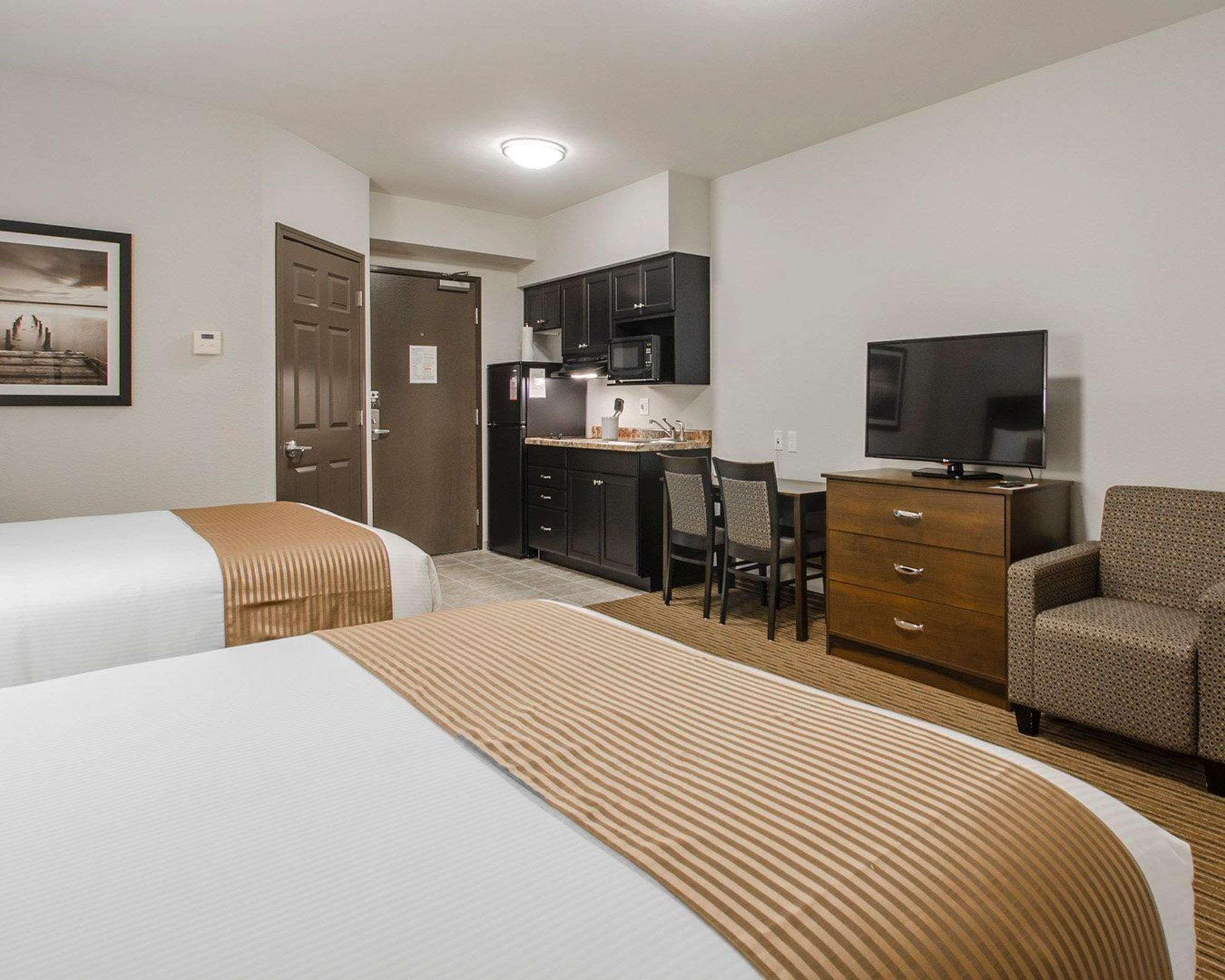 Quality Inn & Suites Estevan Exterior foto