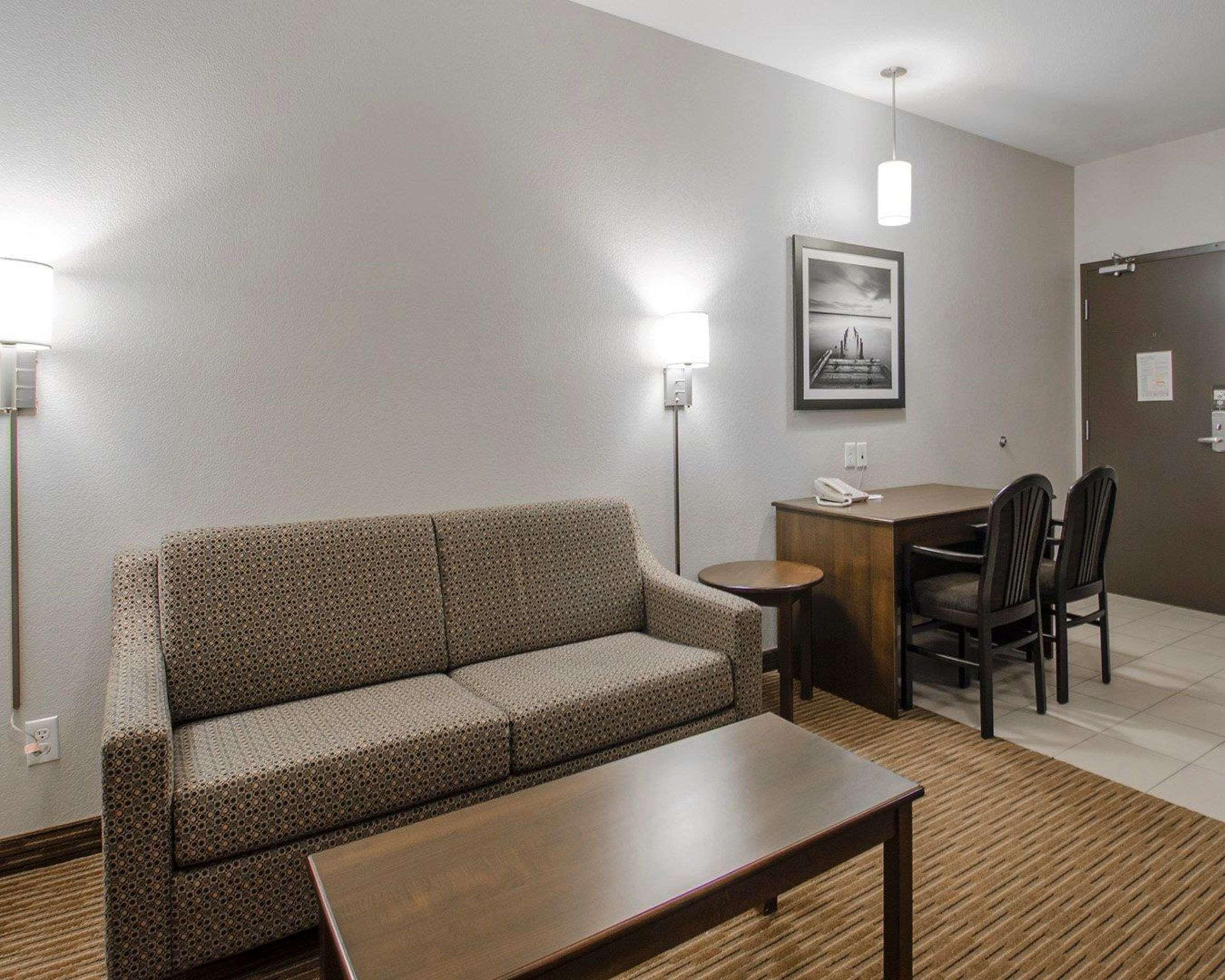 Quality Inn & Suites Estevan Exterior foto